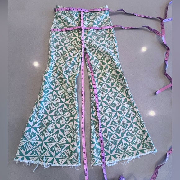 We The Free Youthquake Printed Stretch Crop Flare Fringe Hem Jeans Sz 27 - Picture 12 of 13